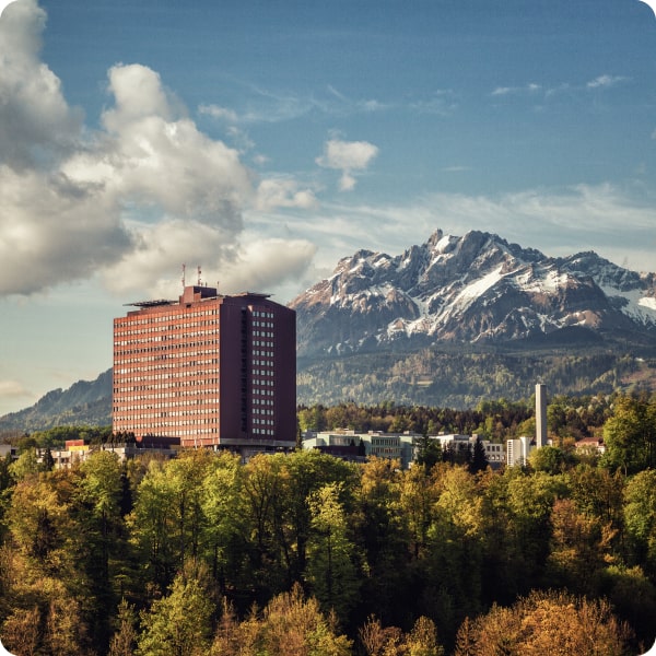 Auf diesem Bild sieht man das Kantonsspital in Luzern. Dahinter sind die Schweizer Alpen ersichtlich. HOGALOG arbeitet bereits seit mehreren Jahren mit dem Kantonsspital in Luzern und den gesamten Einkaufsprozess digitalisiert.